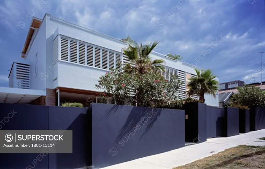 PRIVATE HOUSE, TAMARAMA, SYDNEY, NEW SOUTH WALES, AUSTRALIA, ANGUED VIEW OF BLOCK FROM STREET, JAKE DOWSE ARCHITECT