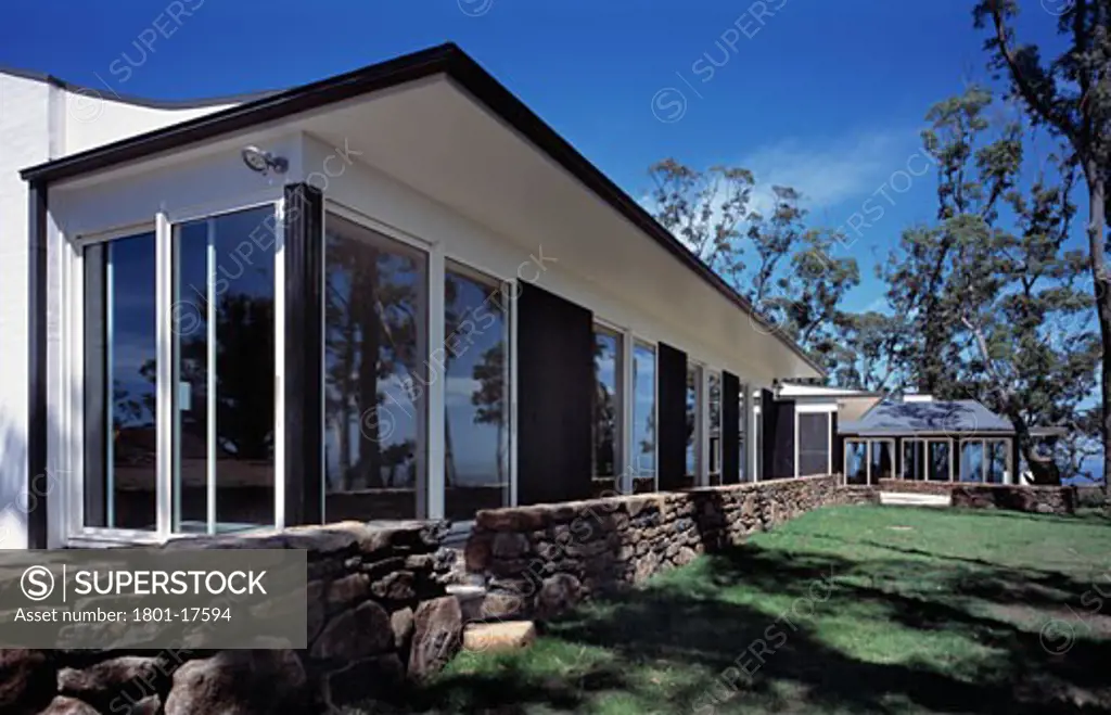 MT MINDEROO, MITTAGONG, AUSTRALIA, FRONT OF HOUSE SHOWING WALL AND ROOFLINE EXTENSION, LUIGI ROSSELLI