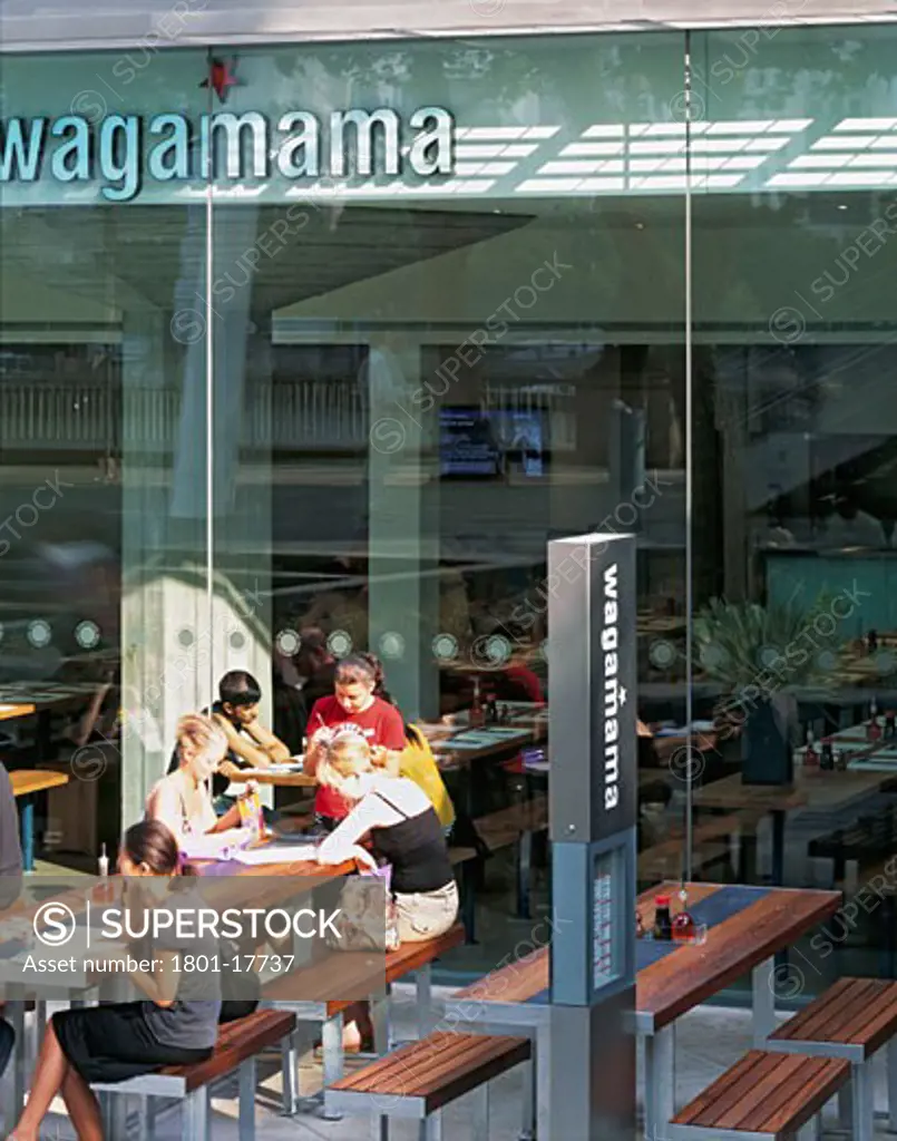 WAGAMAMA RESTAURANT, SOUTHBANK CENTRE, LONDON, SE1 SOUTHWARK + BERMONDSEY, UNITED KINGDOM, RESTAURANT WITH DINERS OUTSIDE, AUKETT TYTHERLEIGH