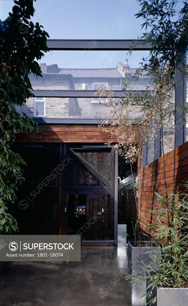 PRIVATE HOUSE, LONDON, SE1 SOUTHWARK + BERMONDSEY, UNITED KINGDOM, TIMBER DOORWAYLEADING TO GARAGE, MAC DONNELL ASSOCIATES