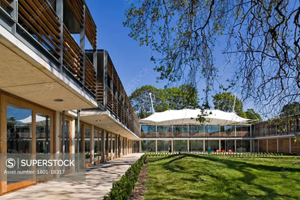 NATIONAL TENNIS CENTRE / LAWN TENNIS ASSOCIATION HEADQUARTERS, ROEHAMPTON, LONDON, SW15 PUTNEY, UNITED KINGDOM, CENTRAL COURTYARD SHOWING REAR OF RECEPTION BUILDING, HOPKINS ARCHITECTS