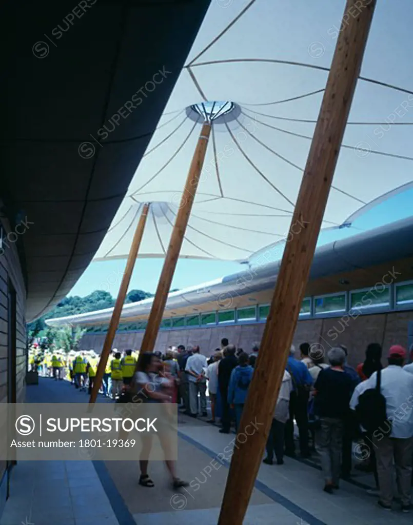 EDEN PROJECT, BODELVA, ST AUSTELL, CORNWALL, UNITED KINGDOM, VISITORS IN COVERED WALKWAY, GRIMSHAW