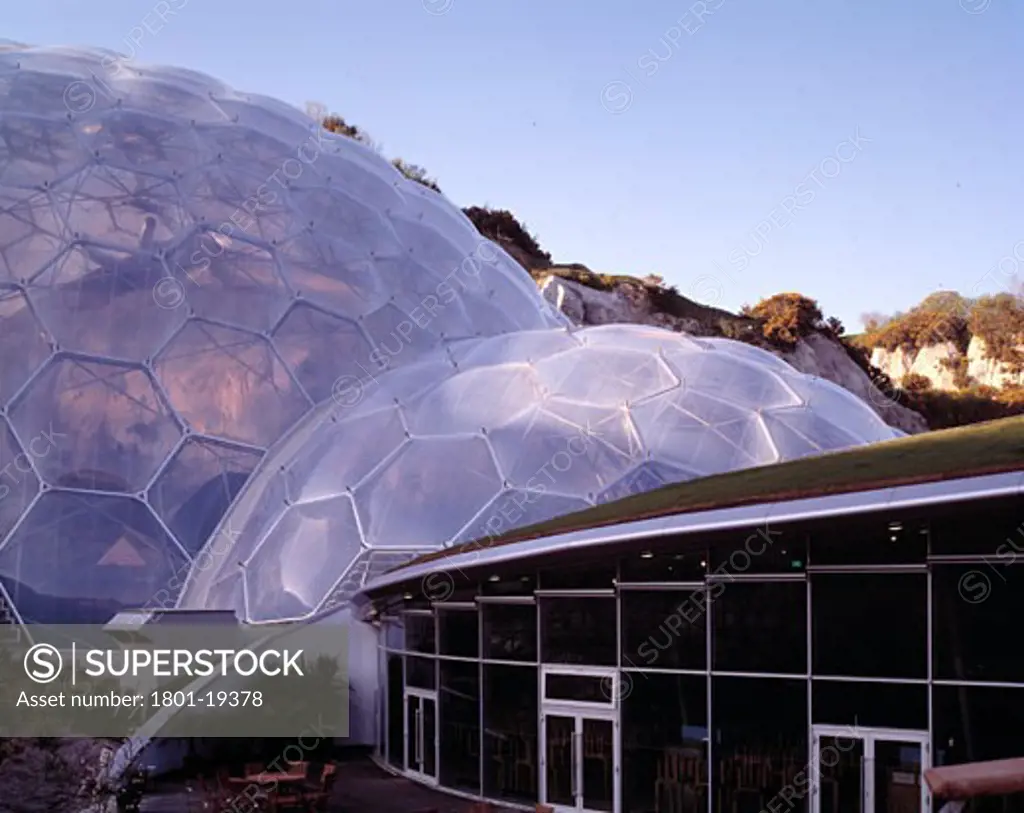EDEN PROJECT, BODELVA, ST AUSTELL, CORNWALL, UNITED KINGDOM, LANDSCAPE EXTERIOR OF HUMID TROPICS BIOME WITH BIOME LINK TO WARM TEMPERATE BIOME, GRIMSHAW