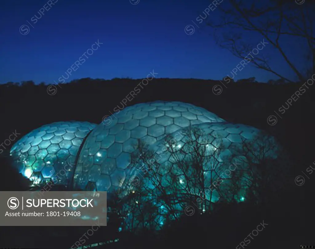EDEN PROJECT, BODELVA, ST AUSTELL, CORNWALL, UNITED KINGDOM, OVERALL VIEW OF EDEN AT NIGHT, GRIMSHAW