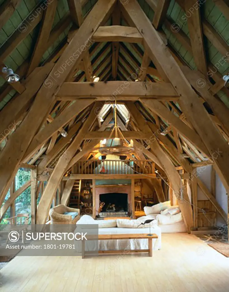 LAMPER HOUSE, DITTISHAM, DEVON, UNITED KINGDOM, LAMPER HOUSE. DITTISHAM. DEVON. DESIGNED BY RODERICK JAMES AND BUILT BY CARPENTER OAK AND WOODLAND LIVING ROOM AND ROOF WITH BEAMS, RODERICK JAMES