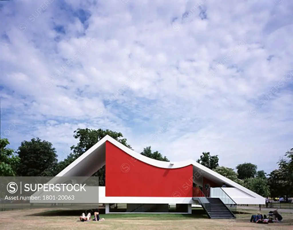 SERPENTINE GALLERY PAVILION, KENSINGTON GARDENS, LONDON, W2 PADDINGTON, UNITED KINGDOM, REAR ELEVATION WITH RED WALL AND STEPS, OSCAR NIEMEYER