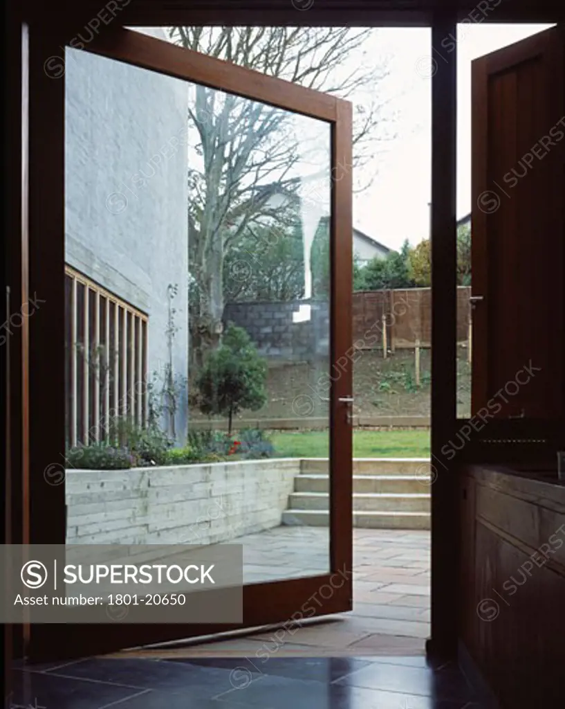 PRIVATE HOUSE, IRELAND, PIVOT DOOR FROM KITCHEN TO TERRACE, ODONNELL AND TUOMEY