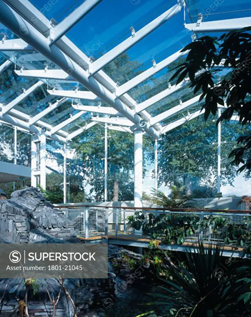 JEPHSON TEMPERATE HOUSE, JEPHSON GARDENS, LEANINGTON, WARWICKSHIRE, UNITED KINGDOM, STEELWORK AND GLAZED ROOF AND PALMTREES, ARCHITECTURE PLB