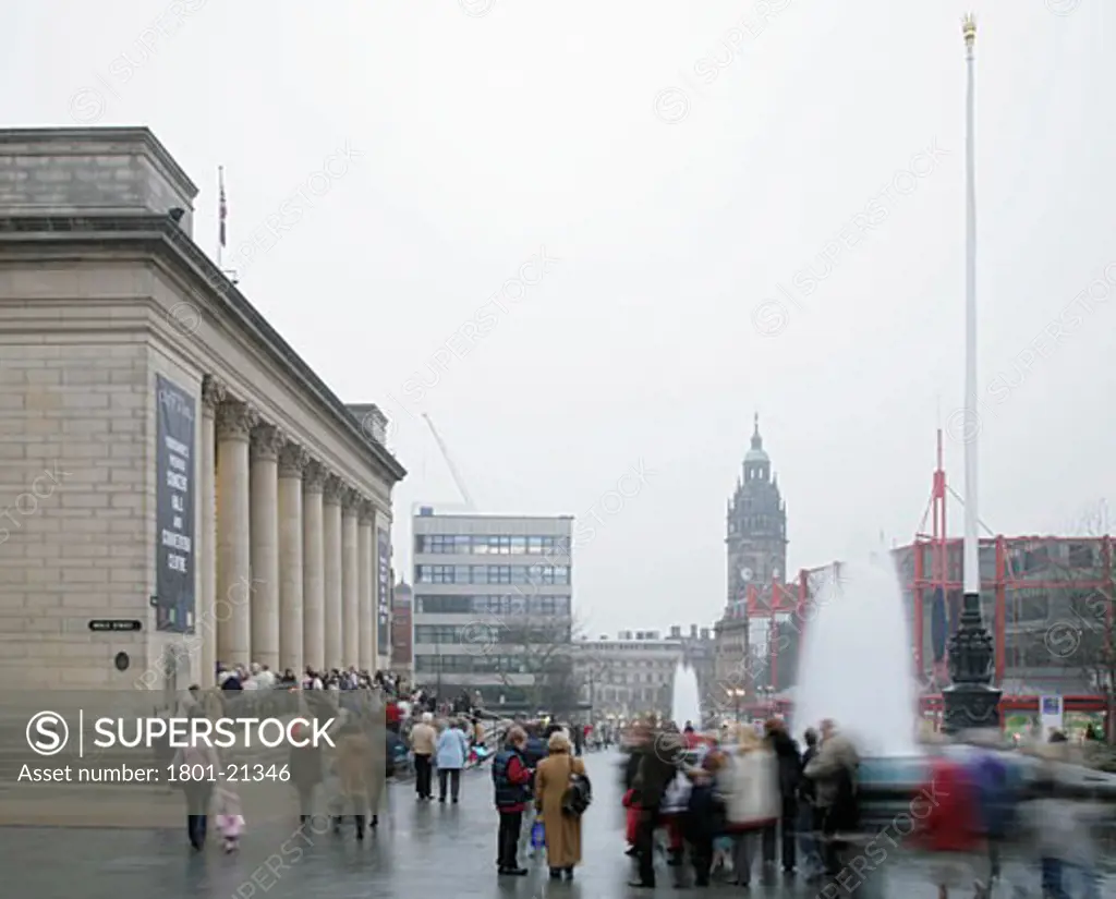 SHEFFIELD CITY HALL, BARKERS POOL, SHEFFIELD, SOUTH YORKSHIRE, UNITED KINGDOM, EXTERIOR WITH FOUNTAINS AND CROWD, PENOYRE AND PRASAD