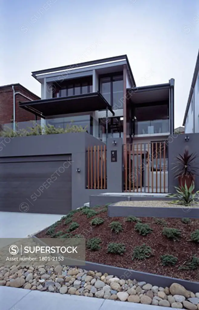 BONDI HOUSE, BRIGHTON BOULEVARDE, SYDNEY, NEW SOUTH WALES, AUSTRALIA, VIEW FROM ROAD OF FRONT OF HOUSE, ARCHITECTS JOHANNSEN AND ASSOCIATES