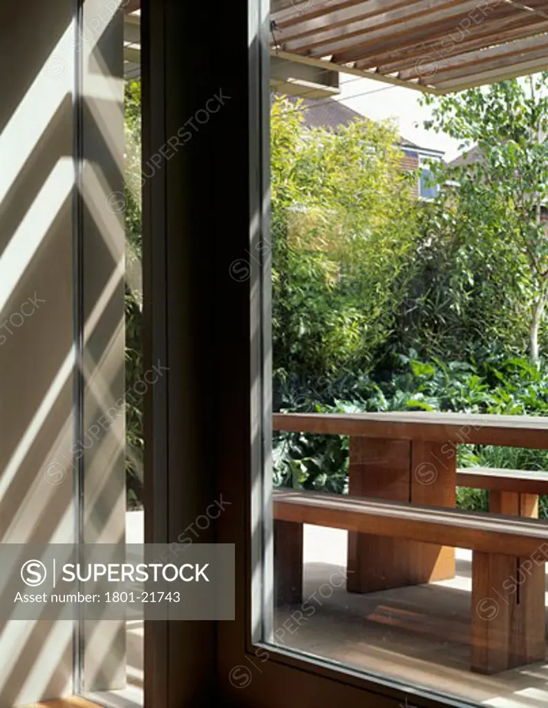 PRIVATE HOUSE, PUTNEY, LONDON, SW6 FULHAM, UNITED KINGDOM, TERRACE SEATING DETAIL, PATEL TAYLOR