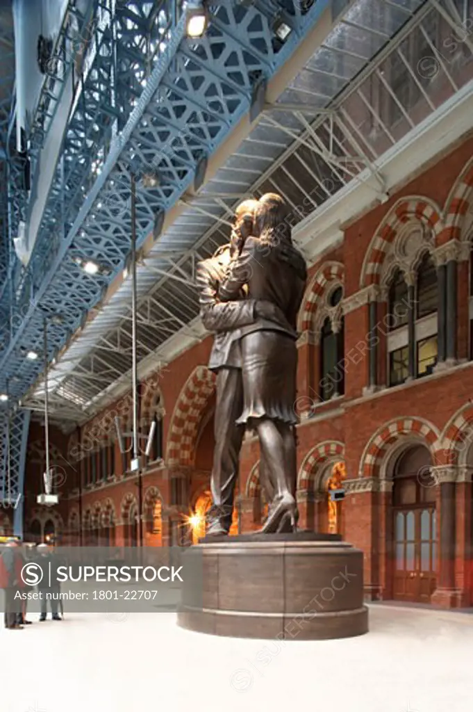 ST PANCRAS STATION, EUSTON ROAD, LONDON, NW1 CAMDEN TOWN, UNITED KINGDOM, THE MEETING PLACE STATUE, RENTON HOWARD WOOD LEVIN