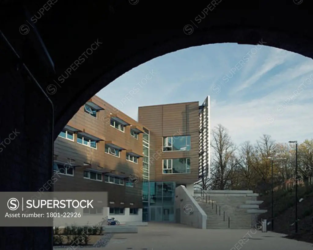 UNIVERSITY OF KENT, CHATHAM, KENT, UNITED KINGDOM, VIEW OF SCIENCE BUILDING THROUGH ARCH, RMJM