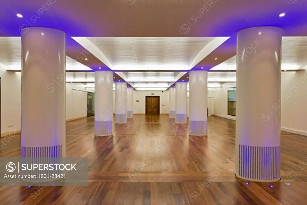 FUNCTION ROOM AT THE ROYAL COLLEGE OF OBSTETRICIANS AND GYNAECOLOGISTS, REGENTS PARK, LONDON, UNITED KINGDOM, INTERIOR SHOWING COLOURED UPLIGHTERS AND COLUMNS, ROBERT POTTER AND PARTNERS