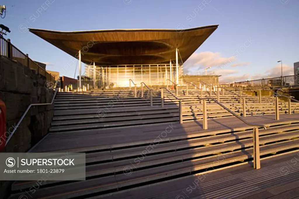 NATIONAL ASSEMBLY OF WALES, CARDIFF BAY, CARDIFF, UNITED KINGDOM, FRONT ELEVATION SHOWING STEPS TO BUILDING, ROGERS STIRK HARBOUR + PARTNERS