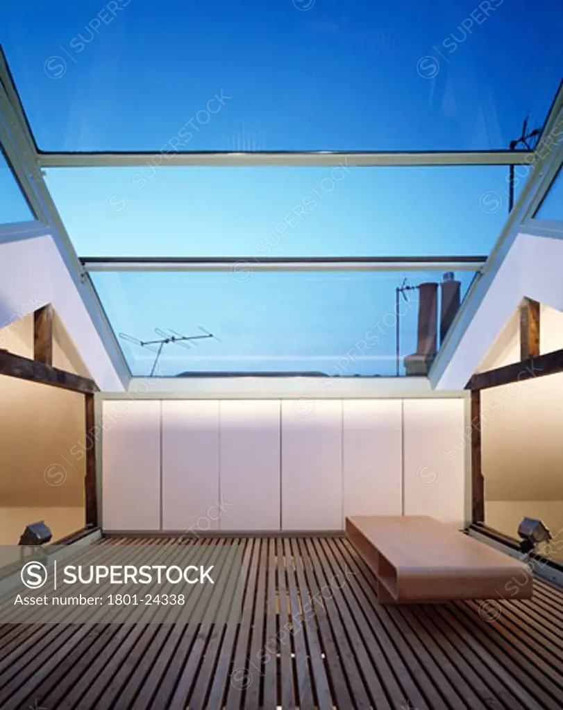 PRIVATE HOUSE, LONDON, W10 NORTH KENSINGTON, UNITED KINGDOM, COVERED ROOFTOP WITH MOVABLE GLASS ROOF, SIMON CONDER ASSOCIATES
