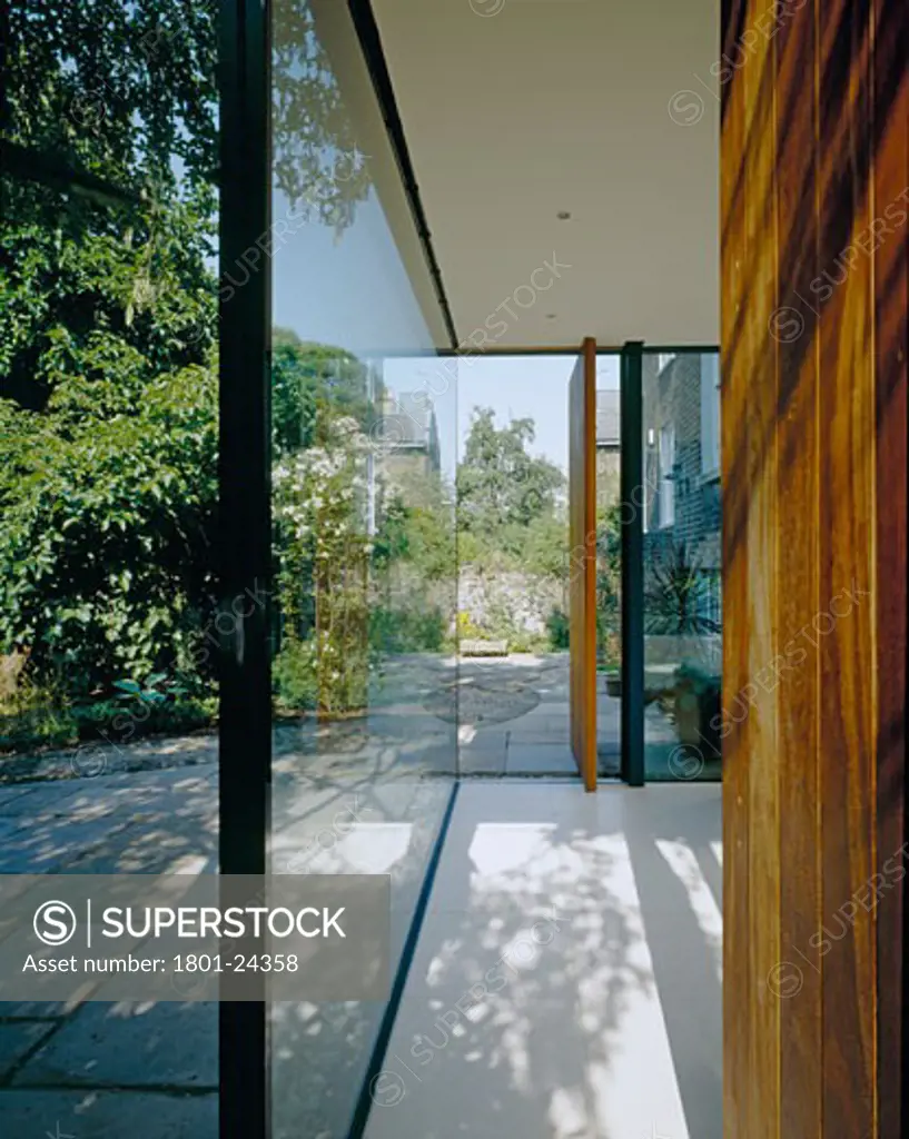PRIVATE HOUSE (REAR EXTENSION), LONDON, N1 ISLINGTON, UNITED KINGDOM, PORTRAIT VIEW OF WOOD/GLASS AND VIEWS, SIMON CONDER ASSOCIATES