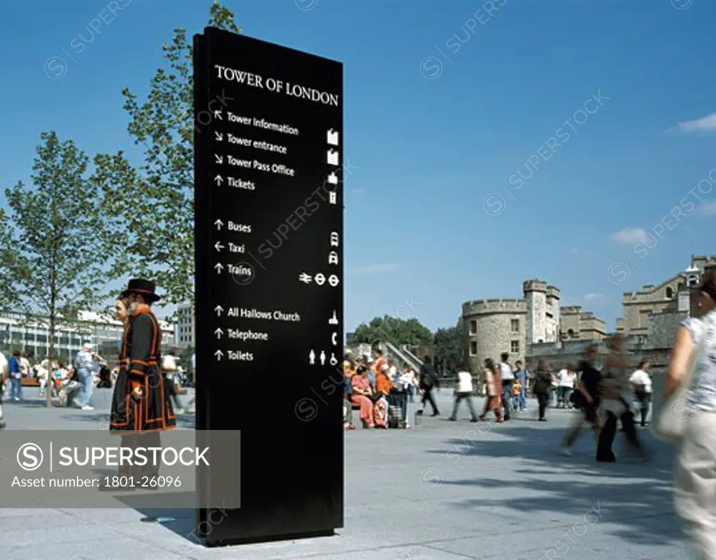 TOWER HILL, LONDON, EC3 FENCHURCH, UNITED KINGDOM, DIRECTIONAL SIGN WITH YEOMAN WARDER, STANTON WILLIAMS