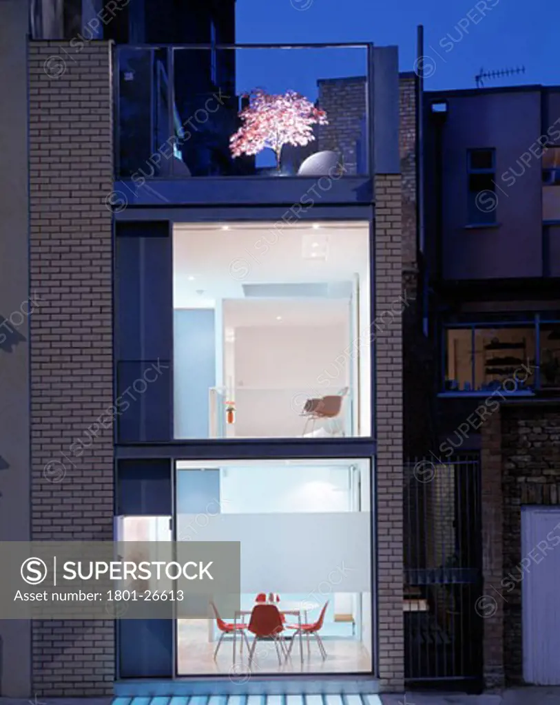 PRIVATE HOUSE, LONDON, E2 BETHNAL GREEN, UNITED KINGDOM, NIGHT EXTERIOR, THINKING SPACE