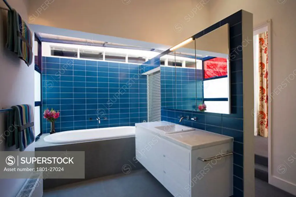 SOUTH MELBOURNE HOUSE, MELBOURNE, VICTORIA, AUSTRALIA, BATHROOM WITH SKYLIGHT, TOM ISAKSSON ARCHITECT