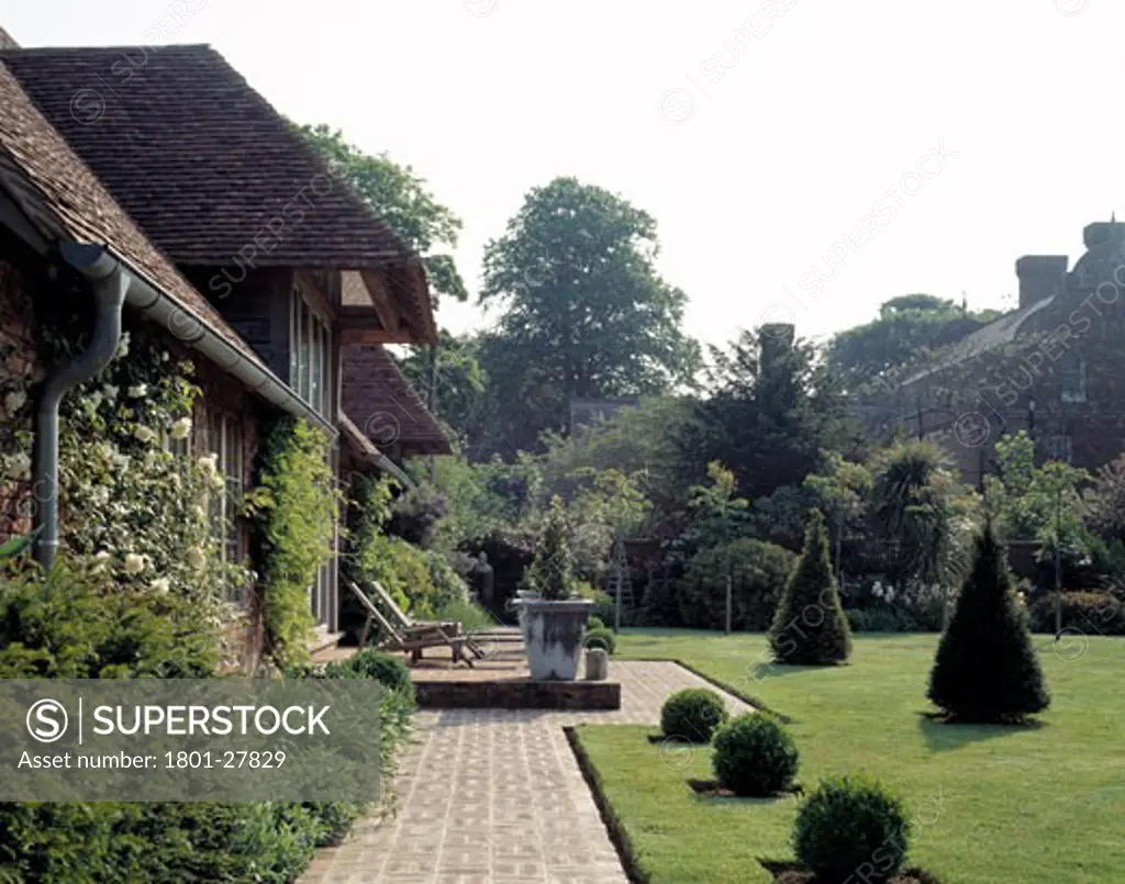 COURT BARN, KENT, UNITED KINGDOM, VIEW ALONG SIDE ELEVATION, CARRICK HOWELL AND LAWRENCE (RESTORATION) / BERE ARCHITECTS (LANDSCAPING AND POOL)