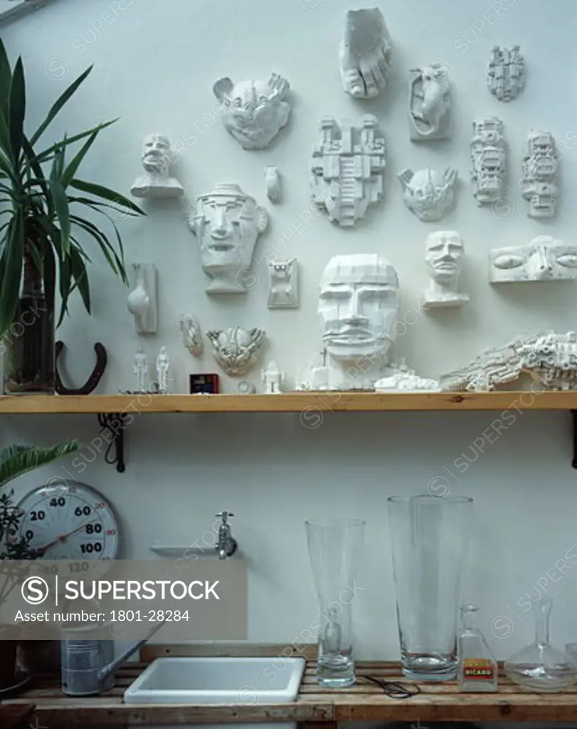 PRIVATE HOUSE, LONDON, W11 NOTTING HILL, UNITED KINGDOM, CONSERVATORY WITH SCULPTURES BUSTS, ARCHITECT UNKNOWN