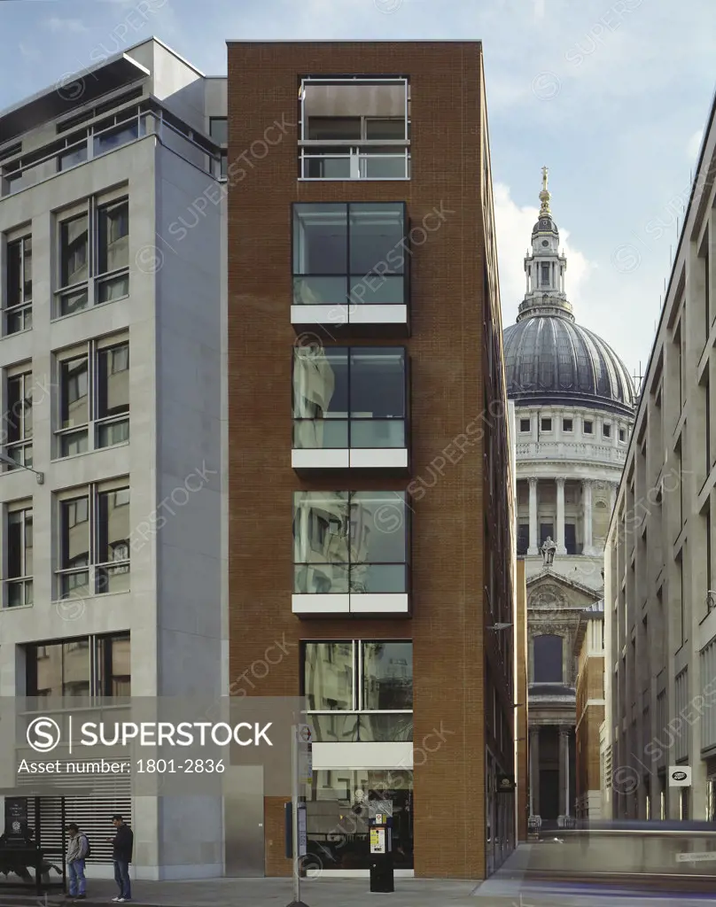 PATERNOSTER SQUARE, PATERNOSTER SQUARE, LONDON, EC4 QUEEN VICTORIA STREET, UNITED KINGDOM, VIEW DOWN ALLEY WITH ST PAULS, ALLIES AND MORRISON
