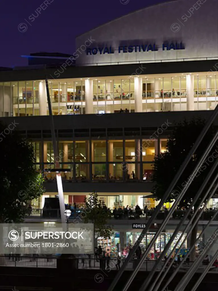 ROYAL FESTIVAL HALL REVIVAL EXHIBITION, SOUTHBANK CENTRE, LONDON, SW7 SOUTH KENSINGTON, UNITED KINGDOM, NIGHT VIEW FROM HUNGERFORD BRIDGE, LESLIE MARTIN, ROBERT MATTHEWS, PETER MORO AND ALLIES AND MORRISON ARCHITECTS