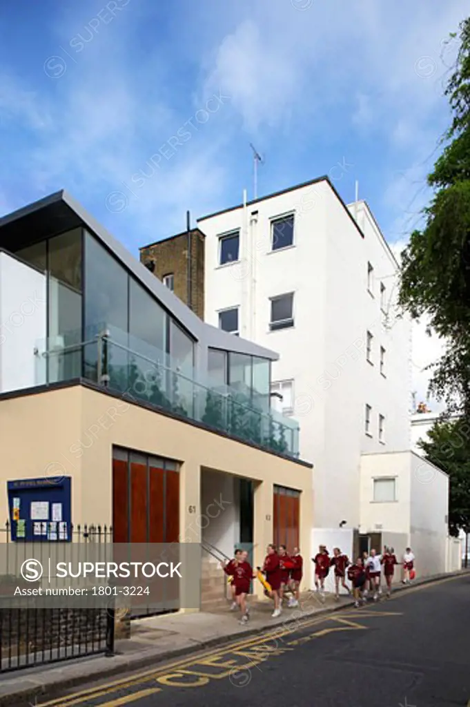 PRIVATE HOUSE, LONDON, W11 NOTTING HILL, UNITED KINGDOM, VIEW OF FRONT FACADE AND SCHOOL CHILDREN, ALAN POWER ARCHITECTS