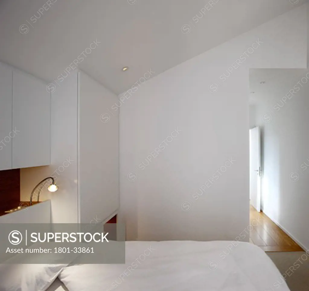 Private house daytime photograph of bedroom., Private House, London, Greater London, Thompson Baroni Architects