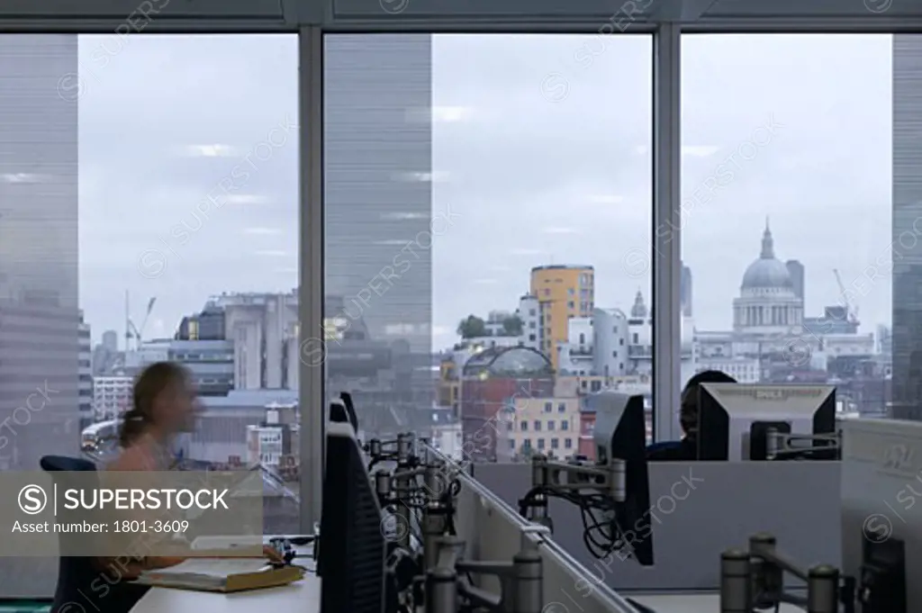 LONDON DEVELOPMENT AGENCY - PALESTRA, 197 BLACKFRIARS ROAD, LONDON, SE1 SOUTHWARK + BERMONDSEY, UNITED KINGDOM, VIEW OF DESKING SYSTEM WITH PEOPLE + VIEW OF LONDON WITH ST PAULS, ALSOP ARCHITECTS LIMITED / SHEPPARD ROBSON