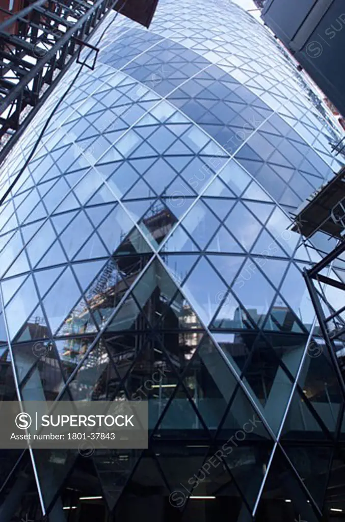 30 St Marys Axe, London, United Kingdom, Foster and Partners, Swiss re tower st mary axe gherkin construction shot.