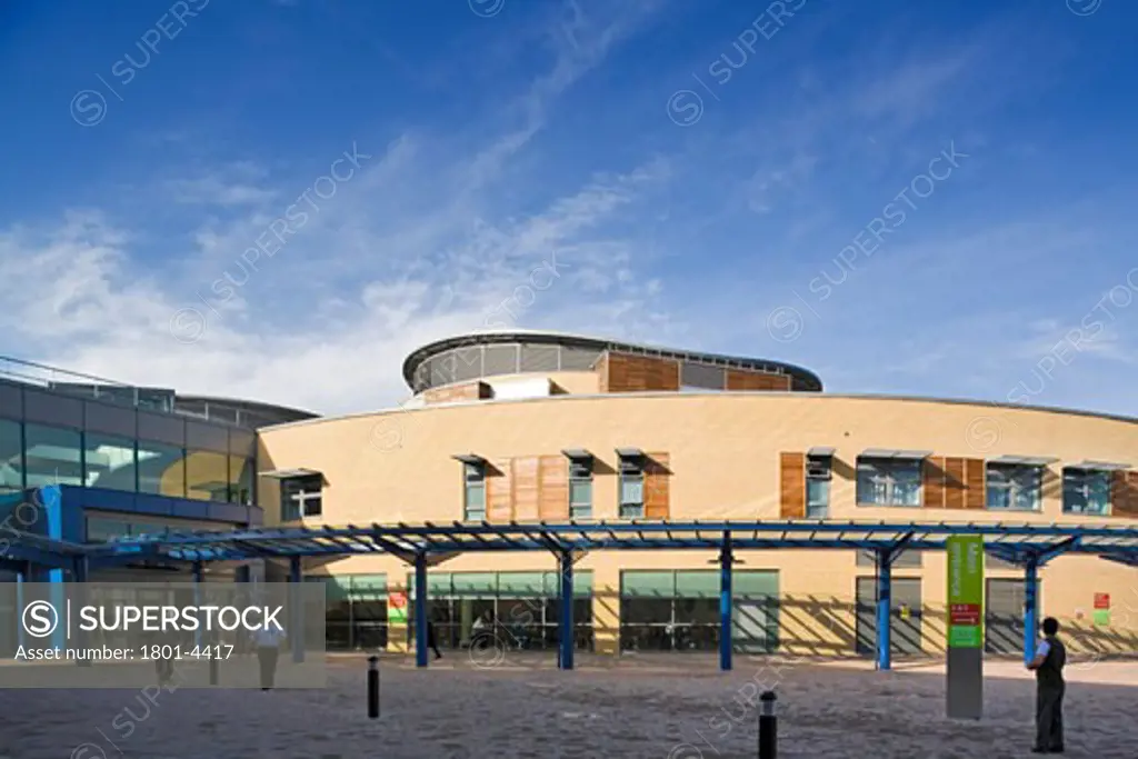 ROMFORD HOSPITAL, ROMFORD, LONDON, UNITED KINGDOM, VIEW FROM APPROACH ROAD SHOWING ENTRANCE, BUILDING DESIGN PARTNERSHIP