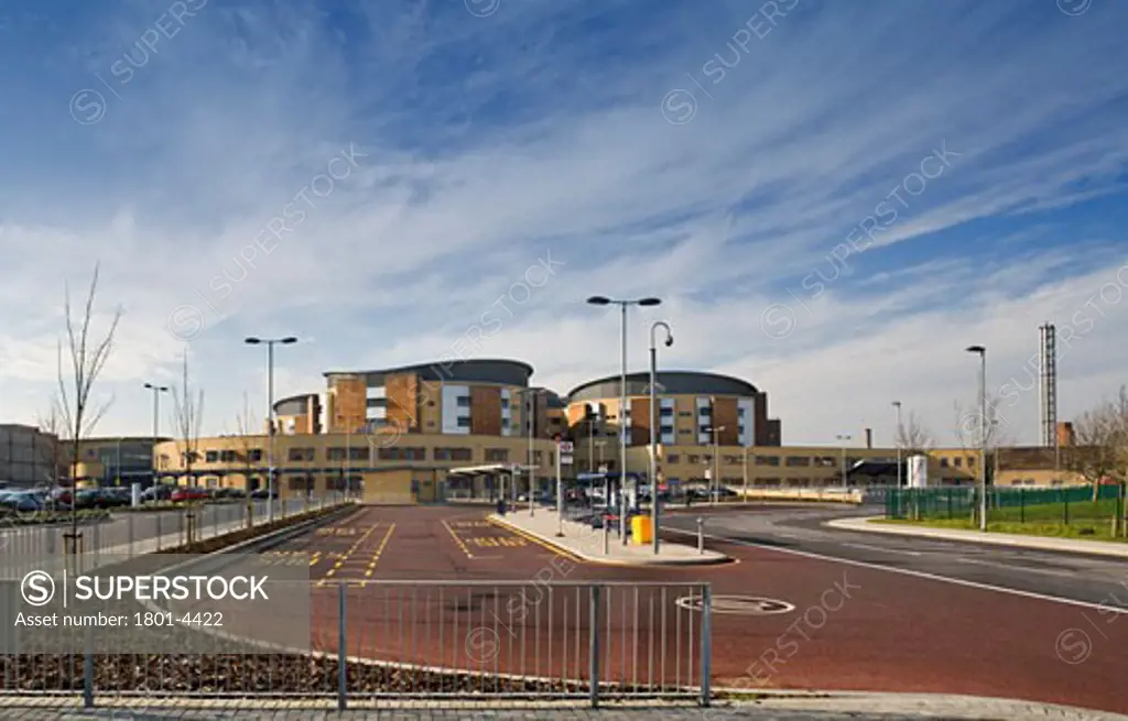 ROMFORD HOSPITAL, ROMFORD, LONDON, UNITED KINGDOM, VIEW FROM APPROACH ROAD SHOWING BUS DROP-OFF, BUILDING DESIGN PARTNERSHIP