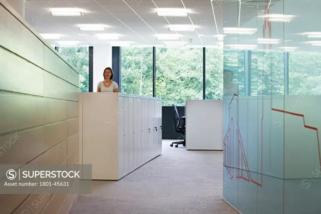 Johnson & Johnson Medical Ltd, Wokingham, United Kingdom, Tp Bennett, Johnson & johnson medical ltd wokingham interior shot of a member of staff in the clean offices.