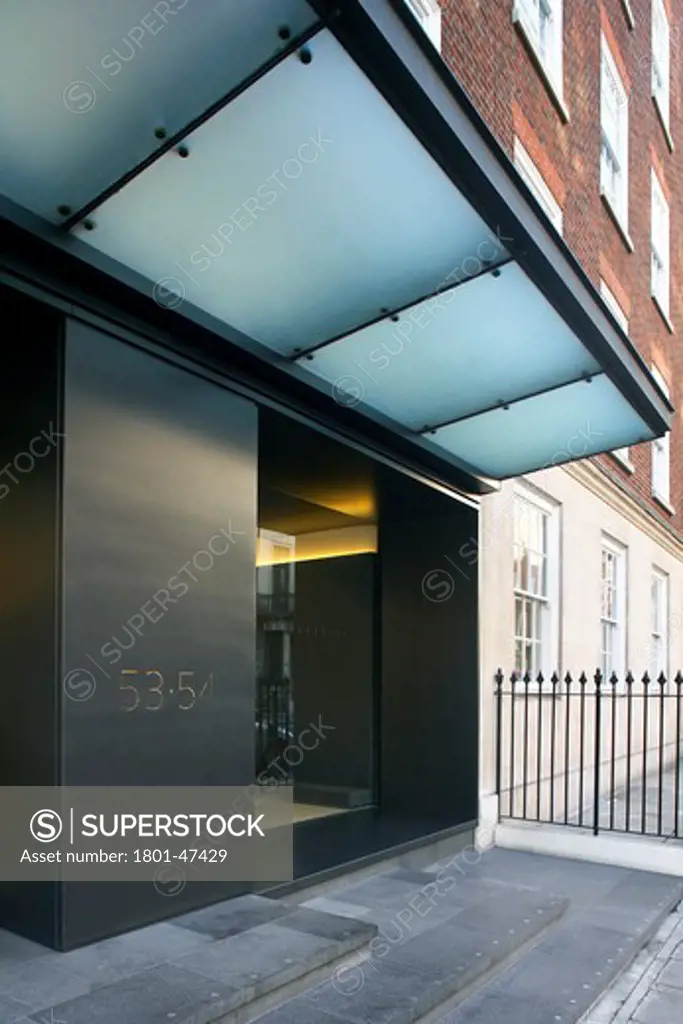 Grosvenor Street London W1, London, United Kingdom, Buckley Gray Yeoman, GROSVENOR STREET BUCKLEY GRAY YEOMAN LONDON W1 UK 2009. EXTERIOR GROUND FLOOR FRONT VIEW OF THE MODERN ENTRANCE LIT FROM INSIDE