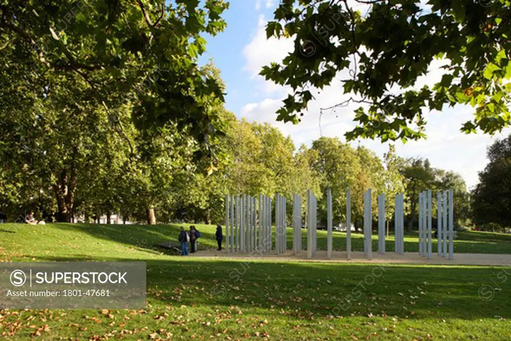 7 July Memorial, London, United Kingdom, Carmody Groarke, 7TH JULY MEMORIAL CARMODY GROARKE HYDE PARK LONDON UK 2009. A FAR VIEW SHOT SHOWING PEOPLE STANDING BY THE 52 STAINLESS STEEL COLUMNS OF THE MEMORIAL IN ITS ROYAL PARK SETTING