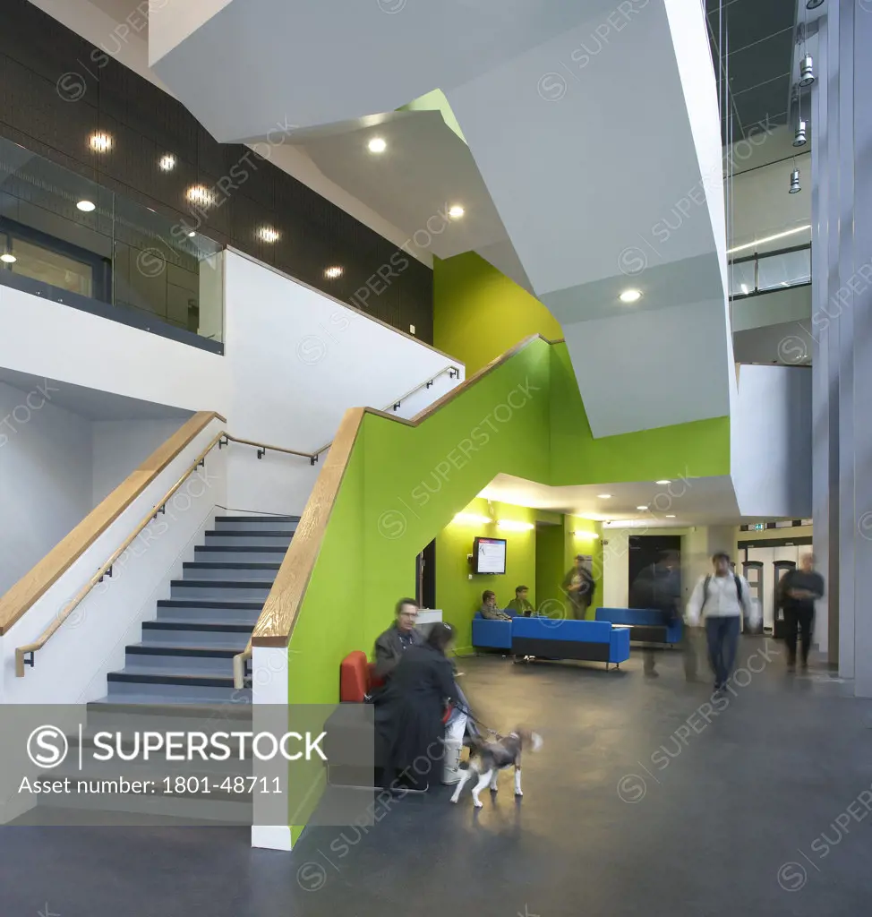 'the Gateway' Buckinghamshire New University, High Wycombe, United Kingdom, Rmjm, THE GATEWAY BUCKINGHAMSHIRE NEW UNIVERSITY RMJM HIGH WYCOMBE BUCKINGHAMSHIRE UK 2009. AN INTERIOR VIEW OF THE SPACIOUS LOBBY AREA SHOWING THE BOLD COLOURFUL FEATURE STAIRCASE