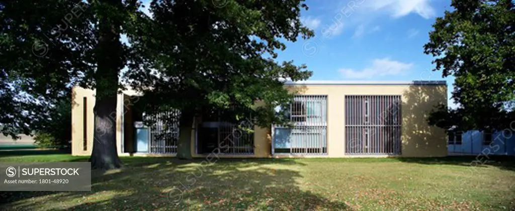 Kimbolton School, Cambridge, United Kingdom, Rmjm, KIMBOLTON SCHOOL: QUEEN KATHERINE BUILDING RMJM HUNTINGDON CAMBRIDGESHIRE UK 2009. A PANORAMIC EXTERIOR SHOT OF THE BUILDING THROUGH THE MATURE TREES SHOWING THE MODERNIST SHAPE AND VERTICAL TIMBER SUN VENTS