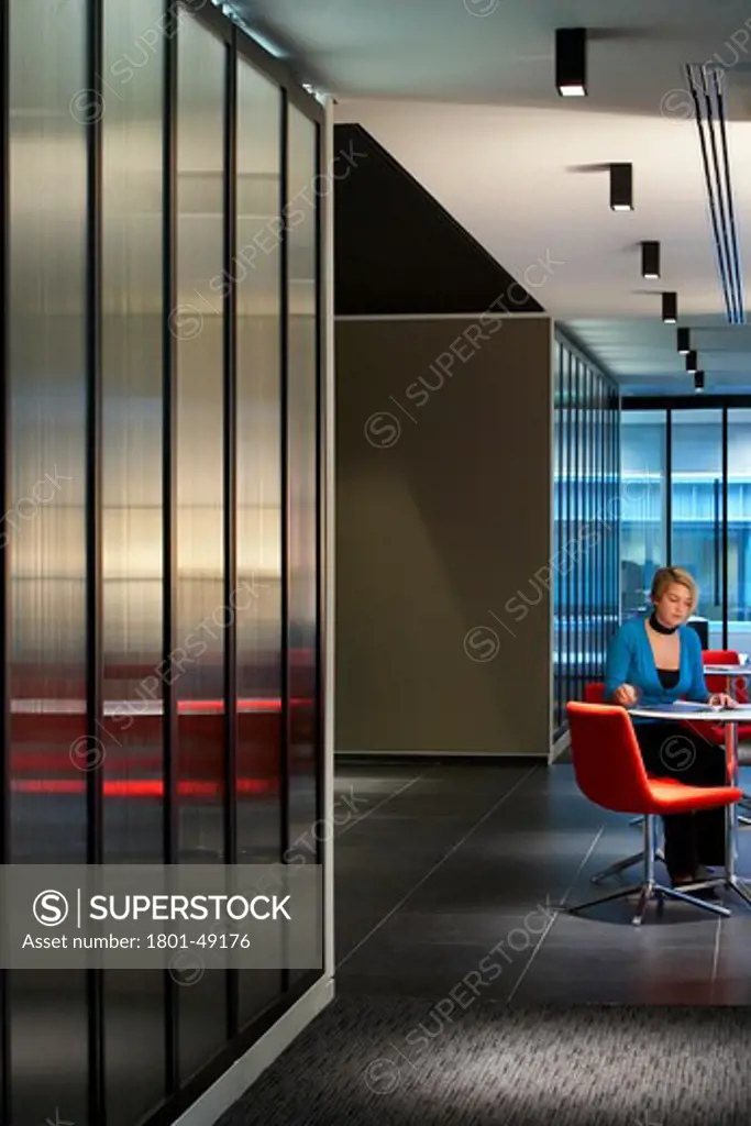 Orrick, London, United Kingdom, Tp Bennett, ORRICK HERRINGTON & SUTCLIFFE TP BENNETT LONDON UK 2009. INTERIOR SHOT SHOWING A WOMAN AT A TABLE IN A PARTITIONED MEETING AREA