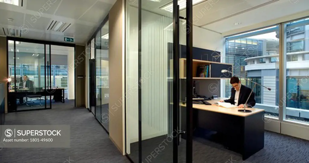 Orrick, London, United Kingdom, Tp Bennett, ORRICK HERRINGTON & SUTCLIFFE TP BENNETT LONDON UK 2009. PANORAMIC INTERIOR SHOT SHOWING VIEWS INTO TWO OFFICES AS PEOPLE CARRY OUT THEIR WORK