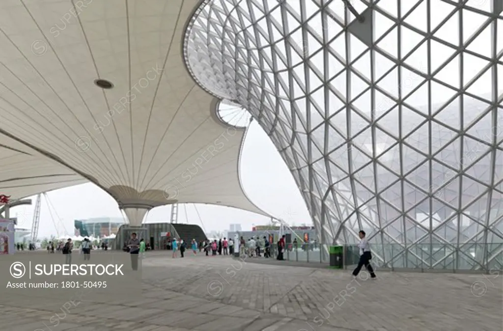 Shanghai Expo 2010 Expo Axis, Shanghai, China, Sba International Stuttgart/knippers Helbig Advanced Engineering, SHANGHAI EXPO 2010 EXPO AXIS SBA INTERNATIONAL STUTTGART/KNIPPERS HELBIG ADVANCED ENGINEERING VIEW OF MEMBRANE ROOFS AND STEEL AND GLASS STRUCTURAL CANOPY WITH VISITORS