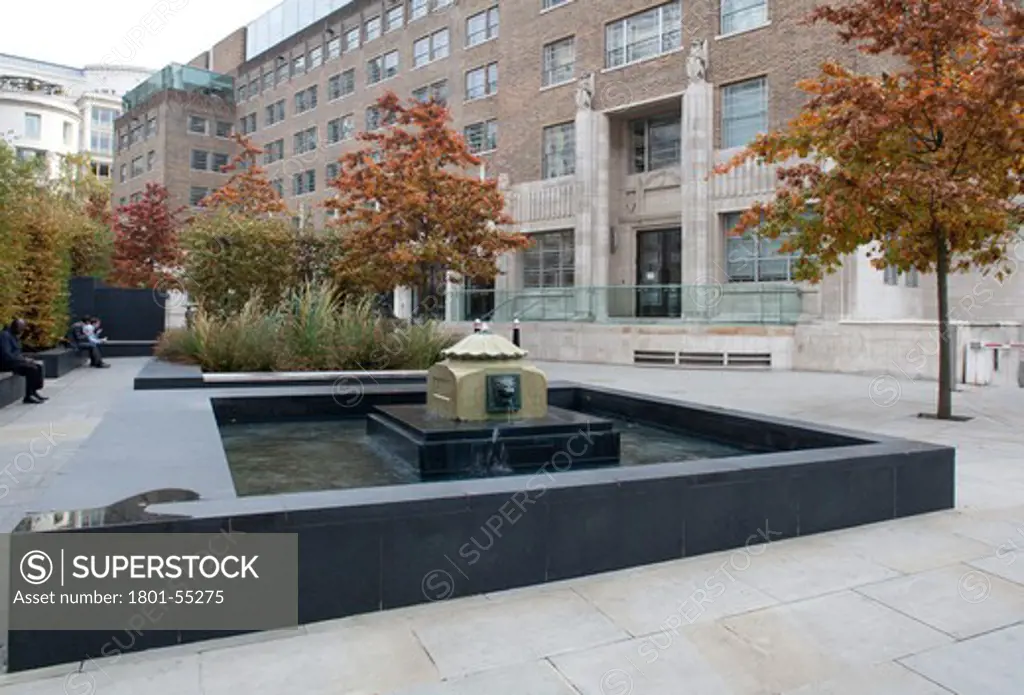 City Of London 2010  Three Nun Court Garden  Behind The Guildhall Building  New Fountain
