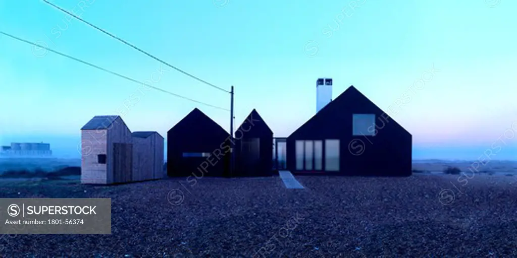 The Shingle House - Nord Architecture - Dungeness - Uk - 2010 - Frontal View At Sunrise With Power-Station In Dawn Mist
