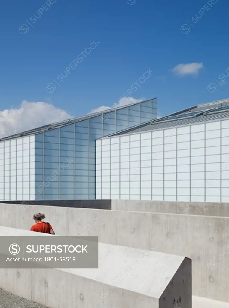 Turner Contemporary Art Gallery David Chipperfield Architects Margate Uk 2011 Concrete Detail With Woman In Red
