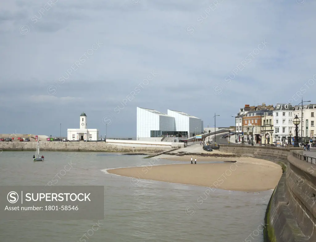 Turner Contemporary Art Gallery David Chipperfield Architects Margate Uk 2011 Landscape View From The Harbour Wall With The Gallery Illuminated By The Sun And Children Playing