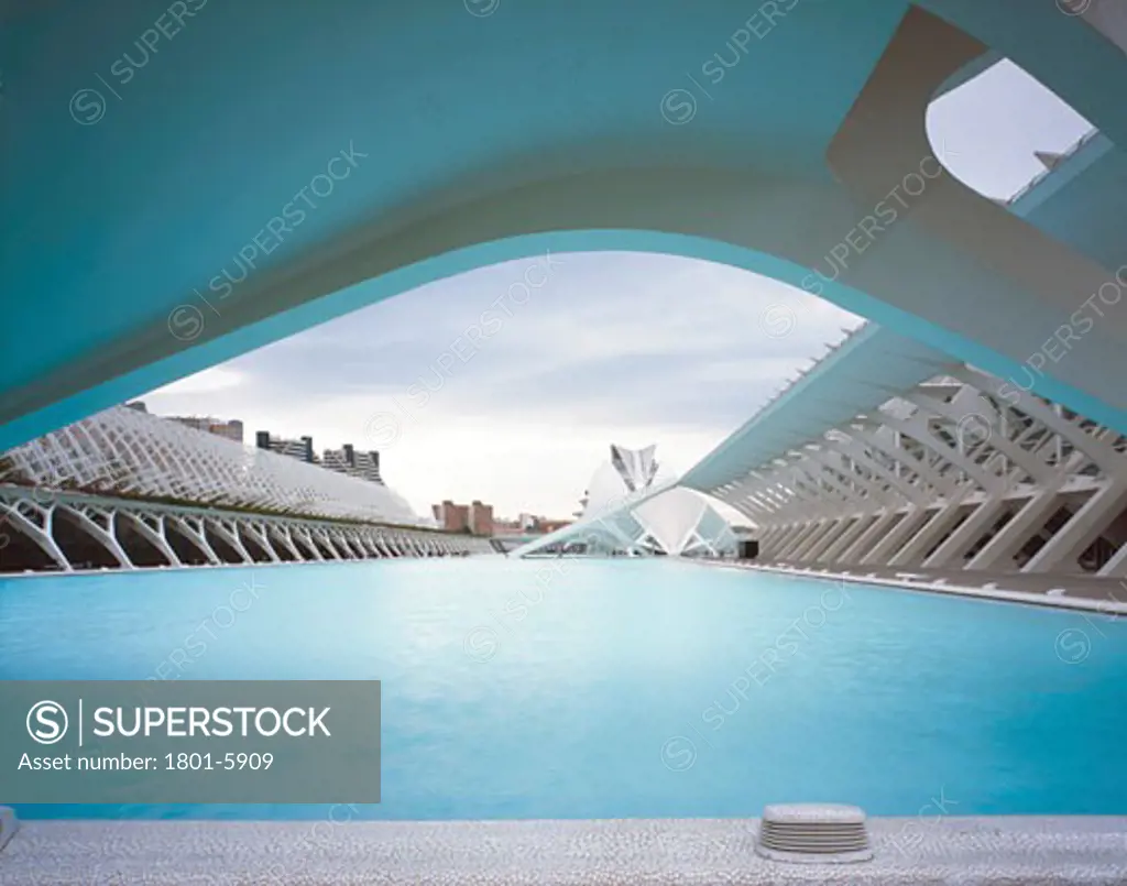 CITY OF ARTS AND SCIENCES, AVENIDA DEL TURIA, VALENCIA, SPAIN, A VIEW OF THE LAKE, THE MUSEUM ON THE RIGHT, L´UMBRACLE ON THE LEFT AND L´HEMISPHERICAND THE PALAU AT THE FAR END, CALATRAVA
