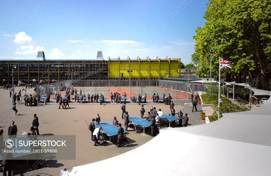 Mossbourne Academy, Richard Rogers And Partners, 2011-Overall Exterior View With Students