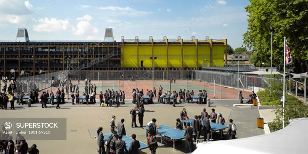 Mossbourne Academy, Richard Rogers And Partners, 2011-Overall Exterior View With Students