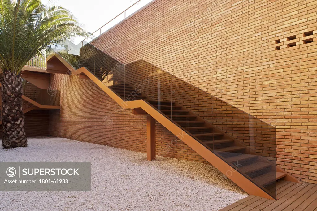 Cmt- Communications Market Commission Hq Ib Barcelona By Batlle I Roig. View Of Patio And Staircase